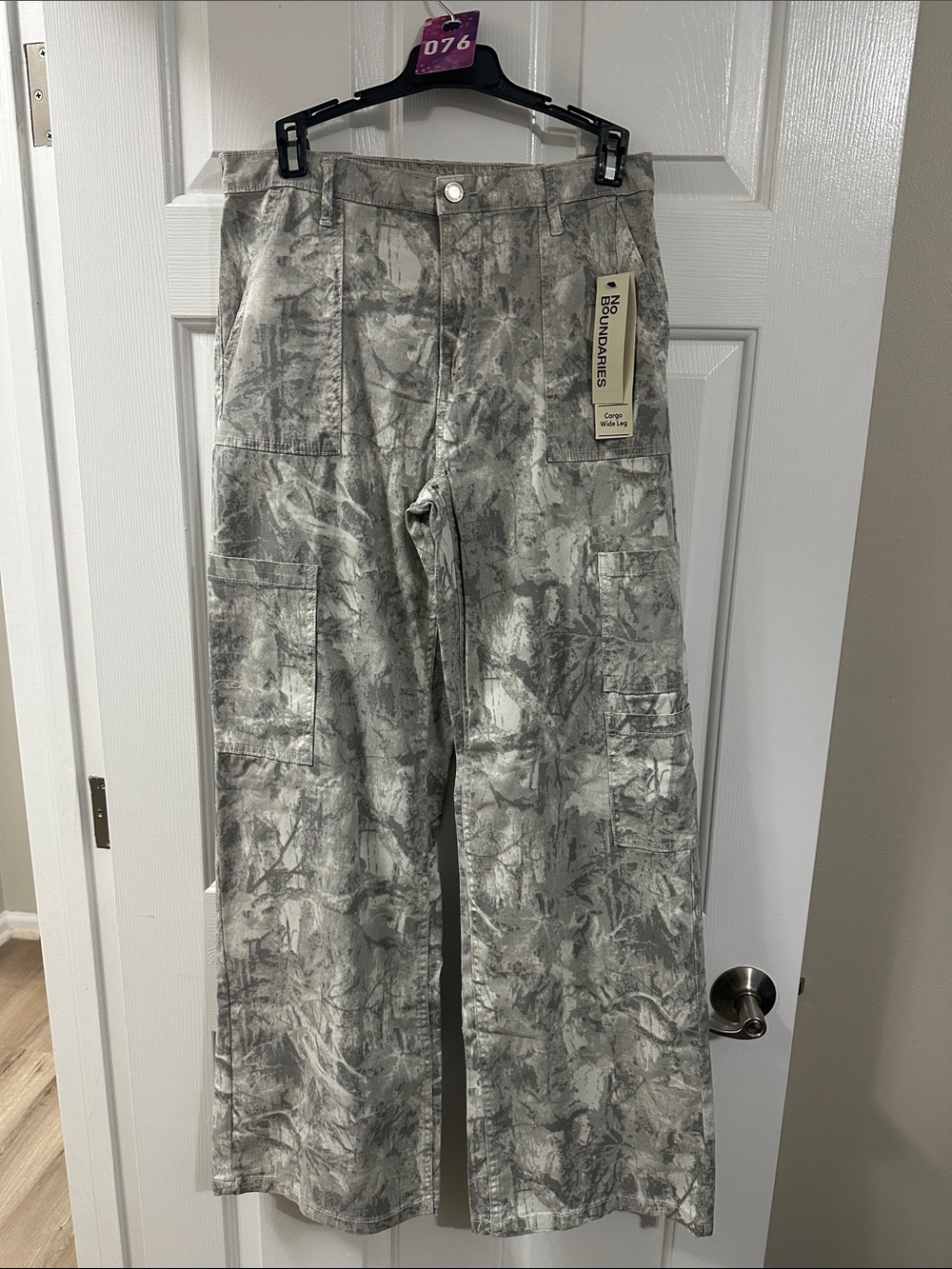 No Boundaries Men’s Gray Camouflage Cargo Pants